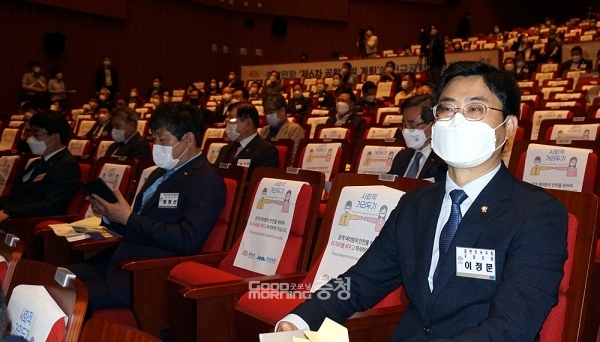 충남도의 최대 현안 중 하나인 서산공군비행장 민항 유치를 위한 범도민 조직이 11일 공식 출범한 가운데, 지역의 목소리를 가장 크게 대변해야 할 국회의원들의 참석률이 매우 저조해 뒷말이 나오고 있다. (유일하게 참석한 이정문 국회의원/ 굿모닝충청=김갑수 기자)