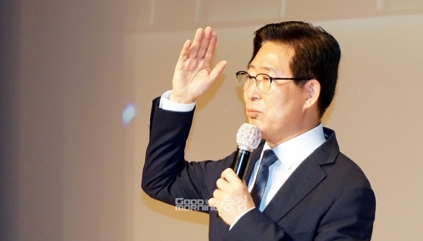 양승조 충남지사가 간만에 불을 뿜었다. 11일 오전 도청 문예회관에서 열린 충남민항유치추진위원회 출범식을 통해서다. (굿모닝충청=김갑수 기자)