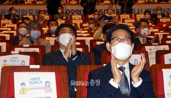 충남민항유치추진위원회 출범식에 앞뒤로 앉은 양승조 충남지사와 맹정호 서산시장이 참석자 소개에 환영의 박수를 치고 있다.