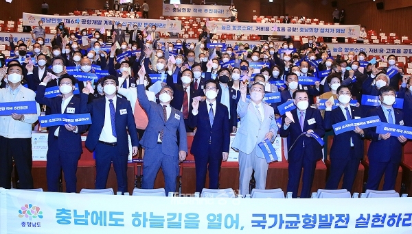 추진위는 공동결의문을 통해 “충남 혁신도시 지정에 따른 공공기관 이전, 해미 국제성지 지정, 가로림만 국가해양정원 조성 등 충남 서해안권의 국가 관광 거점화, 디스플레이·반도체 등 산업발전 수준을 고려하면 충남민항은 반드시 필요하다”고 주장했다. (서산시 제공)