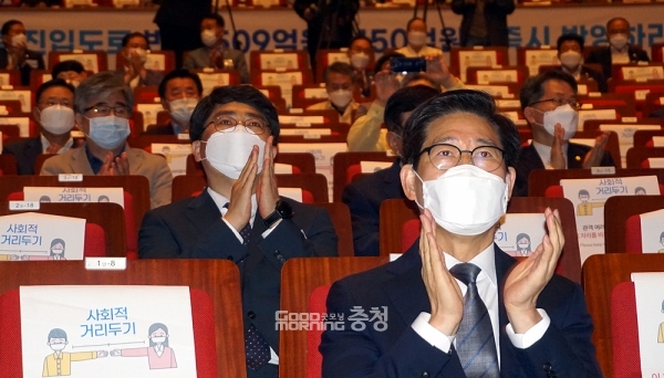 더불어민주당 소속 인사들 사이에서도 ‘충청홀대론’ 또는 ‘역차별론’에 가까운 발언들이 쏟아졌다. 발대식에 참석한 양승조 충남지사(앞)와 맹정호 서산시장(뒤)이 주요 내빈 소개에 박수를 치고 있다.