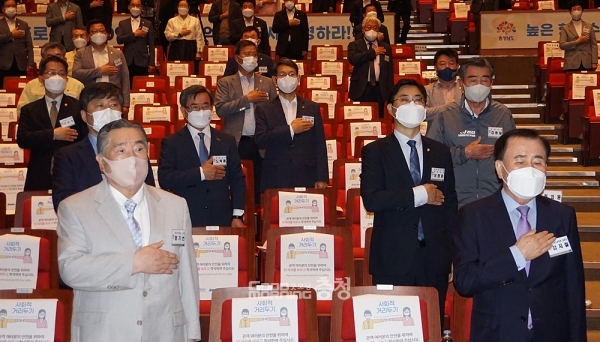 웬만해선 정치 이슈에 대해 입장 표명을 자제해 온 김지철 충남교육감도 “가덕도신공항에 비하면 충남민항 사업비는 1%도 안 된다”고 역차별 문제를 꺼냈다. (앞줄 왼쪽부터 함기선 한서대 총장과 김지철 교육감)