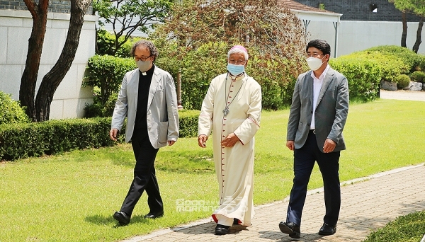 맹정호 서산시장이 유흥식 천주교 대전교구장의 교황청 성직자성 장관 임명과 대주교 칭호 부여에 대해 각별한 기대감을 나타내고 있다. (서산시 제공: 왼쪽부터 성광석 해미국제순교성지 전담 신부, 맹정호 시장, 유흥식 대주교)
