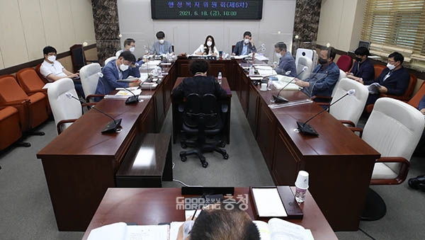 군은 난감하다는 입장이다. 군민 투표를 통해 이전 대상지가 결정됐고, 행정절차도 현재 진행 중이라는 이유에서다. (행정복지위원회 행정사무감사 모습, 사진=홍성군의회 제공/굿모닝충청 이종현 기자)