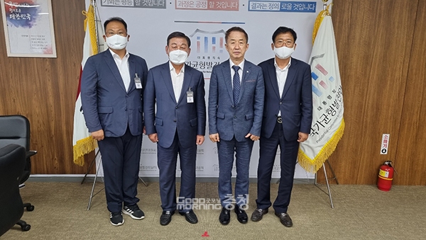 황선봉 예산군수가 22일 예산군의회 김만겸·강선구 의원과 정부서울청사를 찾아 김사열 국가균형발전위원장을 만나 삽교역 신설에 필요한 국비 지원을 건의했다. (왼쪽부터 강선구 군의원, 황선봉 군수, 김사열 국가균형발전위원장, 김만겸 군의원. 사진=예산군 제공/굿모닝충청 이종현 기자)