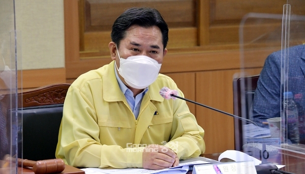 박정현 부여군수가 코로나19 관련 보편적 재난지원금 논란에 불을 붙였다. 민선7기 군정을 이끌고 있는 박 군수는 충남도내 최초로 기본소득 개념과 유사한 농민수당을 도입하는 등 ‘충남의 이재명’으로 불리고 있다. (자료사진: 부여군 제공/ 굿모닝충청=김갑수 기자)