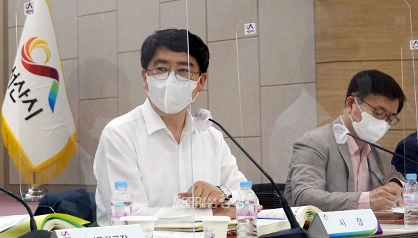 맹정호 서산시장이 주요 간부들이 한 자리에 모인 회의석상에서 박정현 부여군수의 ‘노하우’를 전해 눈길을 끌고 있다. (맹정호 시장과 한준섭 부시장/ 굿모닝충청=김갑수 기자)