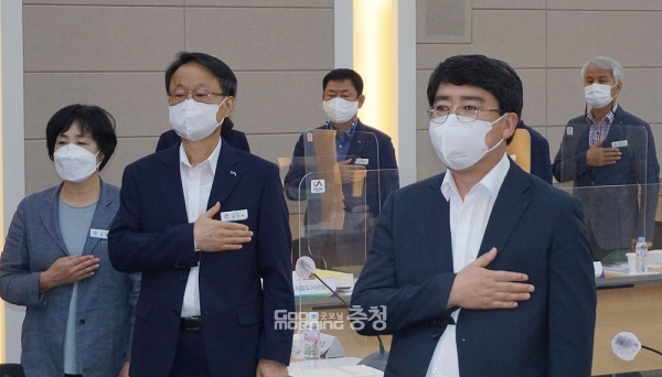 맹정호 서산시장이 오는 10월 1~2일로 예정된 제14회 시민체육대회 개최와 관련 이·통장들의 의견을 수렴할 것을 지시했다. (오른쪽부터 맹정호 시장, 김인수 자치행정국장, 송금례 농업기술센터 소장/ 굿모닝충청=김갑수 기자)