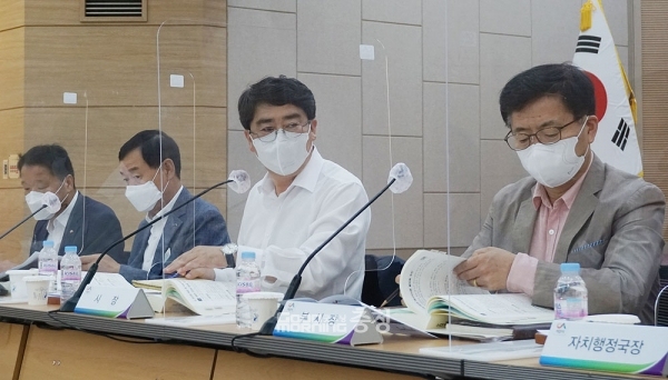 충남 서산시가 농림축산식품부 공모사업인 ‘그린바이오 벤처 캠퍼스’ 유치에 뛰어든 것으로 확인됐다. (왼쪽부터 박노수 의회사무국장, 김응준 복지문화국장, 맹정호 시장, 한준섭 부시장/ 굿모닝충청=김갑수 기자)