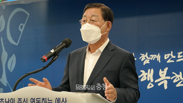 황 군수는 아쉬운 점으로 조류독감과 과수화상병 발생도 꼽았다. (사진=굿모닝충청 이종현 기자)