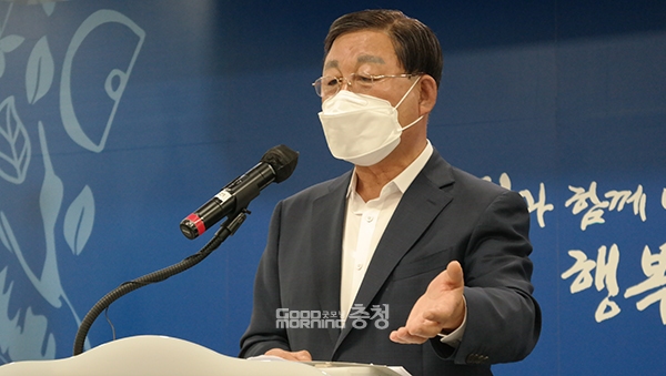 황선봉 예산군수가 1년 앞으로 다가온 차기 지방선거 출마 질문에 신중한 모습을 보였다. 29일 군청 대회의실에서 열린 민선7기 3주년 기자간담회를 통해서다. (사진=굿모닝충청 이종현 기자)