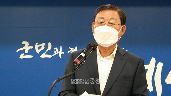 황선봉 예산군수가 29일 오전 진행된 민선7기 3주년 기자회견에서 가슴 졸였던 사연을 소개했다. (사진=굿모닝충청 이종현 기자)