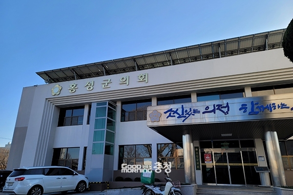 도박 의혹을 받고 의장직 사퇴 의사를 밝힌 홍성군의회 윤용관 의장이 돌연 입장을 번복하자 나머지 군의원들이 집단으로 반발하고 있다. (홍성군의회 전경, 자료사진=본사DB/굿모닝충청 이종현 기자)