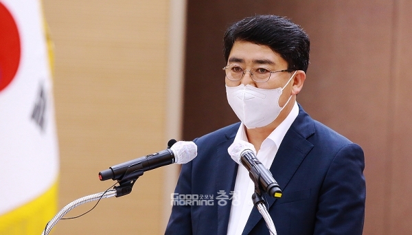 코로나19 확산에 따른 시민 여론 수렴 한계 등을 이유로 지난해 9월 중단된 충남 서산시 신청사 입지 선정 논의가 민선7기 내에 재개되기는 어려운 전망이다. (서산시 제공: 6일 언론인과의 대화를 진행 중인 맹정호 시장/ 굿모닝충청=김갑수 기자)