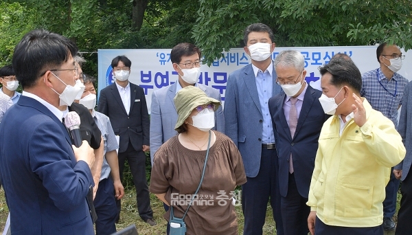 충남 부여군이 농림축산식품부 유기농산업복합서비스지원단지(유기농복합단지) 신규지구 공모사업에 선정돼 총 사업비 180억 원(국비 50%, 지방비 50%)을 확보했다. (부여군 제공: 지난 달 28일 옛 남성중학교에서 진행된 현장평가에서 심사위원들의 질의에 답변하고 있는 박정현 군수/ 굿모닝충청=김갑수 기자)