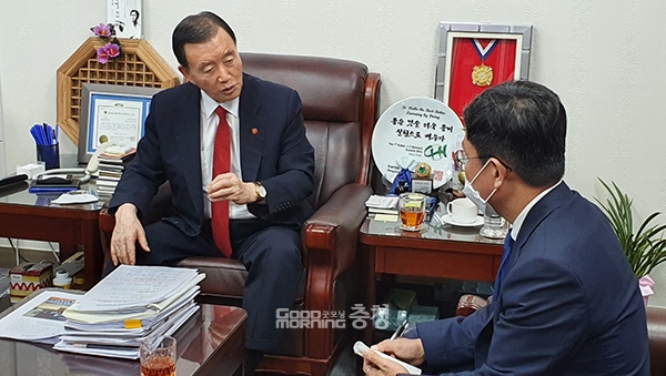 국민의힘 홍문표 국회의원(홍성·예산)이 예산군 핵심 현안인 서해선 복선전철 삽교역사 신설을 위해 총력전을 펼치고 있다. (홍문표 의원이 안도걸 기재부 2차관과 면담을 하고 있다. 사진=홍문표 국회의원실 제공/굿모닝충청 이종현 기자)