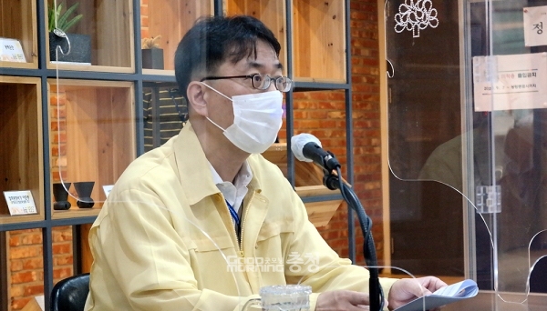 충남도가 산하 공공기관장의 성희롱과 감봉 3개월 징계로 인한 업무 복귀 논란에 대해 공식 사과했다. 해당 공공기관장은 사직서를 제출했다. (기자간담회를 진행 중인 이건호 문화체육관광국장/ 굿모닝충청=김갑수 기자)