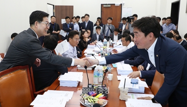 충남지역 국회의원 11명 중 양승조 지사와 가장 가까운 것으로 알려진 더불어민주당 강훈식 국회의원(아산을)이 지난 주 정치권을 시끄럽게 했던 충남정보문화산업진흥원장 논란 과정에서 양 지사를 직접 겨냥해 그 배경에 관심이 쏠리고 있다. (자료사진: 충남도 홈페이지/ 굿모닝충청=김갑수 기자)