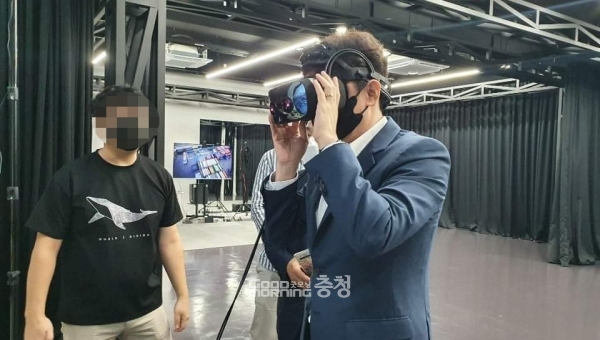 강훈식 의원은 페이스북에 관련 글을 올리기 전 도 지휘부 또는 정무라인을 통해 이번 사태의 조속한 해결을 요청했지만, 관련 규정 상 쉽지 않다는 취지의 입장만 확인한 것으로 전해지고 있다. (페이스북: 지난 8월 27일 진흥원 산하 글로벌게임센터를 방문한 강 의원)