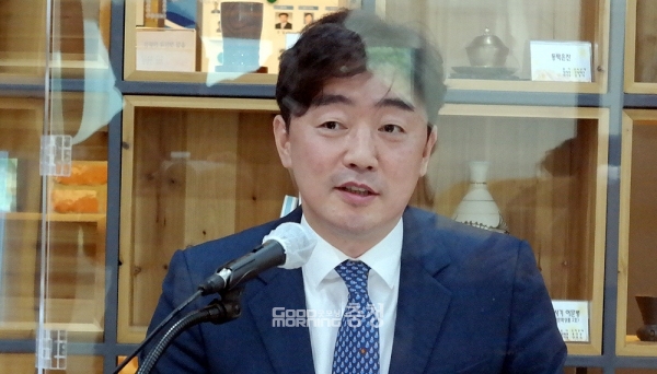 강훈식 더불어민주당 충남도당 위원장(아산을)이 차기 도지사 선거 출마 가능성을 내비치며 정치권을 중심으로 미묘한 파장이 일고 있다. (지난 9일 도청 프레스센터를 찾은 강훈식 위원장/ 굿모닝충청=김갑수 기자)