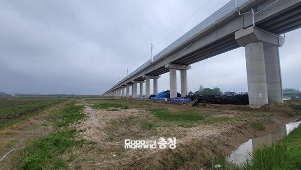 충남도와 예산군의 핵심 현안인 서해선 복선전철 삽교역사 신설 여부 결정이 또다시 해를 넘길 수 있다는 우려의 목소리가 커지고 있다. (서해선 삽교역 부지. 자료사진=본사DB/굿모닝충청 이종현 기자)