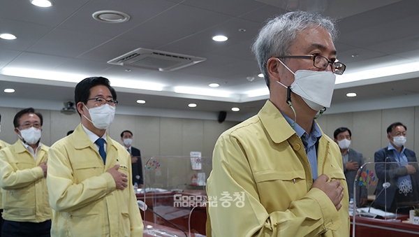 양승조 충남지사는 23일 “충남문화재단은 투서와 잡음이 많다”고 말했다. (왼쪽부터 충남도 정순평 정책보좌관, 양승조 지사, 이우성 문화체육부지사. 사진=굿모닝충청 이종현 기자)