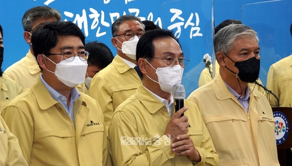 박상돈 천안시장은 27일 “희망고문에 빠져 있는 30~40대 젊은이들의 애달픈 사연을 외면할 수가 없었다”며 “충남도에서 50%라도 지원한다는 방침과 관련, 어려운 가운데 그마저도 차버릴 수 없었던 일선 기초자치단체장의 어려움을 안고 갈 수밖에 없었다”고 말했다. (왼쪽부터 맹정호 서산시장, 박상돈 천안시장, 문정우 금산군수/ 굿모닝충청=김갑수 기자)