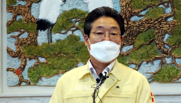 김홍장 당진시장은 28일 상생 국민지원금 전 충남도민 지급 논란과 관련 “(이제 와서) 보편적 지급으로 선회한다면 행정의 일관성과 신뢰성을 상실할 뿐만 아니라 또 다른 불만과 행정비용을 야기하게 될 것”이라며 “한정된 재원의 효율적인 활용에도 부합하지 않는다”고 말했다. (굿모닝충청=김갑수 기자)