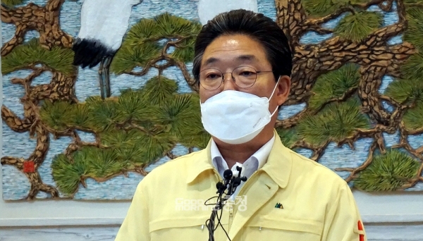 김홍장 당진시장은 28일 상생 국민지원금 전 충남도민 지급 논란과 관련 “어제 합의가 안 된 상태에서 발표가 됐다”며 “어떤 견해차라고 할까? 가고자 하는 길에 있어서 좀 더 많은 논의를 했으면 바람직했는데 미흡한 상태에서 이렇게 결정됐다”고 말했다. (굿모닝충청=김갑수 기자)