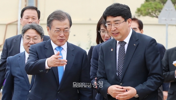 문재인 대통령이 젊은 세대들이 관심을 가질 수 있는 새로운 방식의 갯벌 홍보 방안 마련을 주문한 것과 관련, 맹정호 서산시장이 환영 입장을 밝히며 가로림만 해양정원 조성 사업에 대한 예비타당성 조사 통과를 촉구하고 나섰다. (서산시 제공: 지난 2019년 10월 해미읍성을 방문한 문재인 대통령을 맹정호 시장이 안내하고 있다/ 굿모닝충청=김갑수 기자)