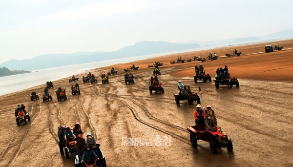 맹정호 시장은 페이스북을 통해 “대통령님께서도 머드맥스를 보셨네요. 고맙습니다. 재미있으셨죠?”라며 운을 뗐다. (서산시 제공: 머드맥스 스틸 컷)