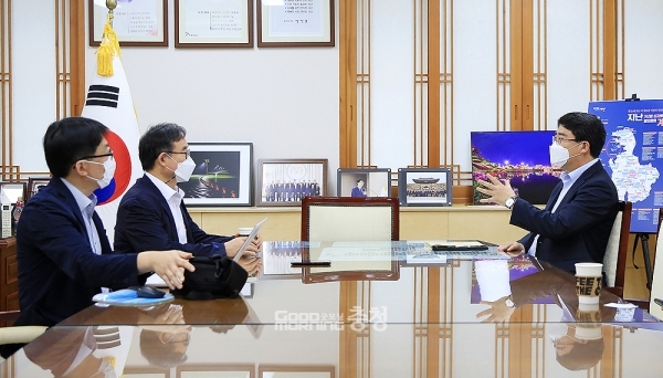 이종국 원장은 7일 국립공주병원 마음건강팀 박선규 팀장, 임경빈 주무관과 서산시청을 방문, 맹정호 시장과 면담을 갖고 가로림만 해양정원에 대한 정신건강 측면에서의 활용 가능성을 모색했다. (서산시 제공)