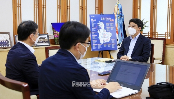 맹정호 시장은 “코로나19로 인해 산과 바다를 찾는 국민들이 많아지고 있다. 우리 시는 가로림만 해양정원과 함께 가야산에 산림휴양복지숲을 조성 중이다. 이 사업에는 치유의 숲도 포함돼 있다”며 “마음 건강과 힐링은 물론 편안하게 쉬었다 갈 수 있는 공간으로 만들도록 노력하겠다”고 강조했다. (서산시 제공)