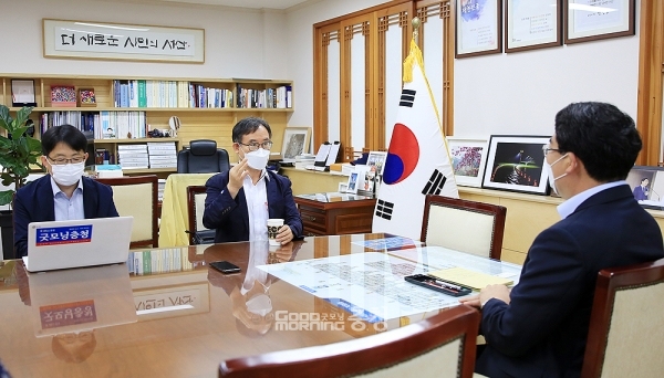 이종국 원장은 “문화적 특성 등 충남지역의 자살률이 높은 이유가 분명히 있을 것이다. (그러나) 서산시처럼 지방정부가 열심히 노력하면 반드시 낮출 수 있다고 본다”며 “가로림만 해양정원의 경우 최근 한국관광공사가 제작한 ‘머드맥스’를 통해 소개되는 등 세계적인 자원이라는 점에서, 관광적인 면도 있겠지만 정신건강의 측면에서도 매우 활용 가치가 높을 거라 생각한다”고 강조했다. (서산시 제공)