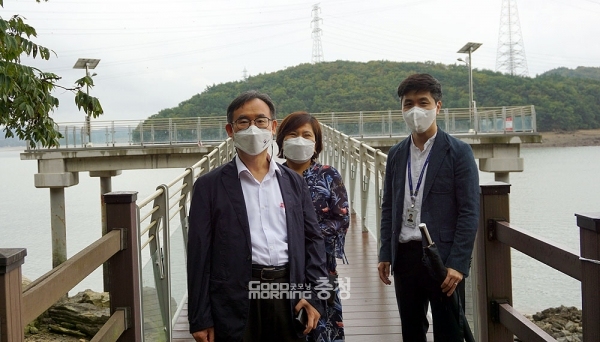 이종국 원장 일행은 서산시 팔봉면 구도항 등 가로림만 해양정원 조성 예정지를 둘러보는 것으로 일정을 마무리했다. (왼쪽부터 이종국 원장, 박선규 팀장, 임경빈 주무관)