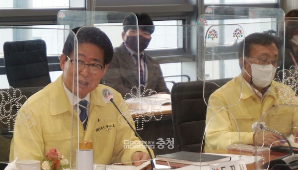 양승조 충남지사는 8일, 지난 7월 발표된 공공기관(장) 경영실적 평가와 관련 “만족스러운 결과를 얻은 공공기관은 지속적인 변화와 혁신을 추진하고, 그렇지 못한 공공기관은 경영 전반에 걸쳐 분명한 쇄신 대책을 마련해 주시기 바란다”고 말했다. (굿모닝충청=김갑수 기자)