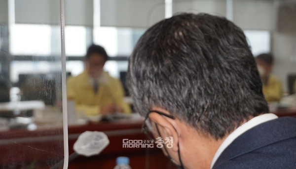 양승조 충남지사가 도정과 15개 시·군의 싱크탱크인 충남연구원(원장 유동훈) 조직 문화를 강도 높게 비판했다. 내부에서 갈등이 발생할 순 있지만, 이에 대한 해결을 사법기관에 의뢰하는 것은 옳지 않다는 것이다. (굿모닝충청=김갑수 기자)