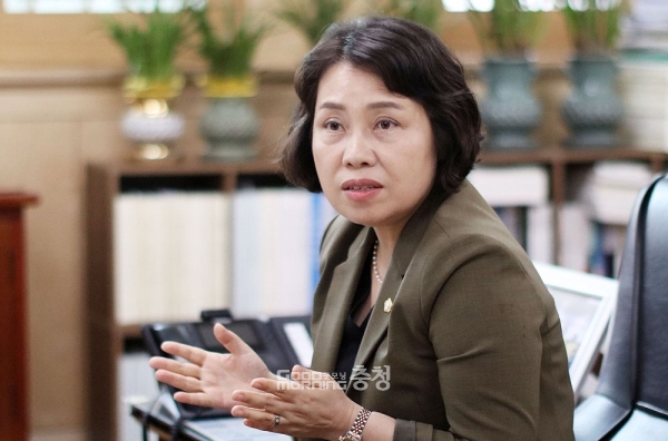 이연희 서산시의회 의장은 7일 “정당이나 정치적 성향을 떠나 한 목소리를 내줬으면 좋겠다”며 “그래야만 중앙에서도 ‘이만큼 충남도민이 절실하구나’ 느끼게 될 것”이라고 말했다. (서산시의회 제공/ 굿모닝충청=김갑수 기자)