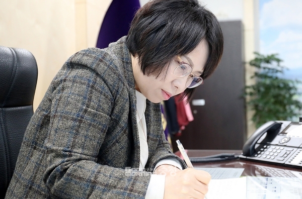 지난 3월 충남지역 국회의원 11명 전원에게 손 편지를 써 서산공항에 대한 적극적인 지원을 호소하기도 한 이연희 의장은 “편지라는 것은 단순히 몇 글자 써서 보내는 것이 아니라 제 마음을 온전히 담아 보내는 것”이라며 “손 편지를 쓰면서 오롯이 서산공항이라는 현안에 집중하고자 하는 마음이었다”고 털어놨다. (서산시의회 제공)