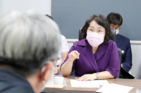 서산시의회 사상 최초의 여성 의장이기도 한 그는 “고아를 바라보는 시선이 바로 부모님의 마음”이라며 “소외된 계층을 보듬고 살피는 것이 제 역할 아닌가 생각한다”고 말했다. (자료사진: 서산시의회 제공)
