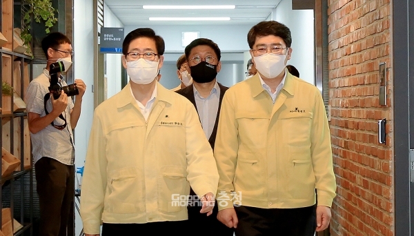 충남지역 정치권에 또다시 긴장감이 감돌고 있다. 차기 대선과 지방선거를 각각 5개월, 8개월 앞둔 시점에서 지역 민심을 결정할 양대 현안이 판가름 날 전망이기 때문이다. (서산시 제공: 지난 8월 말 서산공항 관련 기자회견을 위해 도청 프레스센터를 향하고 있는 양승조 충남지사와 맹정호 서산시장/ 굿모닝충청=김갑수 기자)