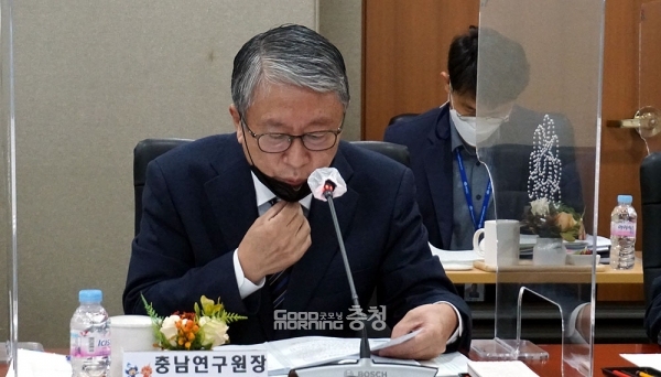 유동훈 원장은 “(코로나19 영향 등으로) 수탁과제와 금액이 급감해 수입이 줄고 있고, 무기계약직 전환으로 인해 고정 비용이 증가한 상태”라며 “낮은 출연금 비중 등 악순환을 차단할 필요가 있다”고 말했다.