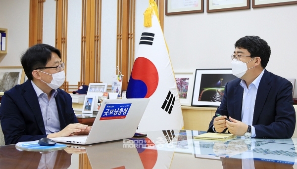 지난 2월 가덕도신공항 특별법 통과 이후 페이스북을 통해 “누군가는 찍소리라도 내야 한다”는 내용의 글을 올려 큰 반향을 일으킨 맹정호 시장은 “충남도민과 서산시민의 상실감을 누군가는 얘기해야 할 것 같다는 판단이 들었다”고 설명했다. (서산시 제공)