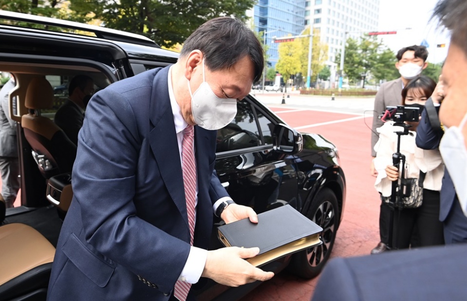 국민의힘 유력 대선 주자인 윤석열 전 검찰총장이 10일 오전 여의도 순복음교회 예배에 참석했다. 윤 전 총장의 예배 참석은 주술 논란을 불식시키기 위한 행보라는 지적이다. Ⓒ MBC 화면 갈무리