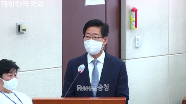 양승조 충남지사는 12일 “가덕도 신공항과 대구·경북 신공항 등 각종 공항 건설과 확충에도 불구하고 전국 유일하게 공항이 없어 지속적으로 소외받고 있는 현 상황을 타개하고자 도정의 역량을 모아 충남공항(서산공항) 유치를 추진 중”이라며 “현재 기획재정부의 예비타당성 조사 대상 사업 선정을 기다리고 있는 상황”이라고 말했다. (국회 인터넷생중계 화면 캡쳐/ 굿모닝충청=김갑수 기자)