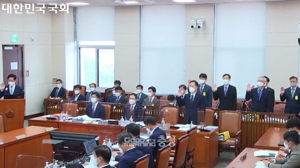 국정감사 현장에는 양 지사를 비롯해 이필영 행정부지사, 이우성 문화체육부지사, 이창규 기획조정실장, 이정구 재난안전실장, 김석필 저출산보건복지실장, 이동민 건설교통국장, 구상 정책기획관 등 도청 주요 간부가 배석했다. (국회 인터넷생중계 화면 캡쳐)