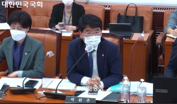 더불어민주당 박완주 국회의원(천안을)은 12일 “충남의 소득 역외유출 규모가 전국 1위”라며 “정주여건 개선과 기업 본사의 충남 유치를 위한 실효성 있는 방안을 마련해야 한다”고 말했다. (사진=국회 인터넷 의사중계화면 갈무리. 굿모닝충청 이종현 기자)