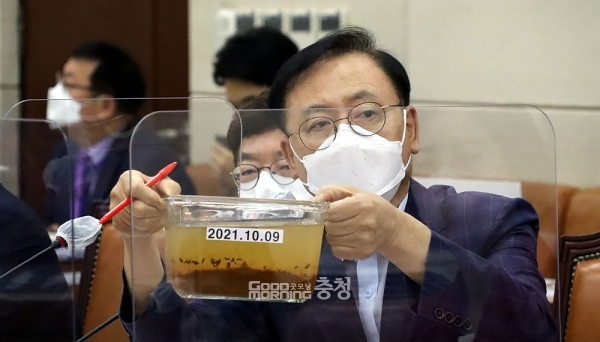충남지역 8개 시·군에 각종 용수를 공급하고 있는 보령댐 주변 폐광산이 제대로 관리되지 않아 오염수가 유출되고 있다는 주장이 제기됐다. (이명수 의원실 제공/ 굿모닝충청=김갑수 기자)