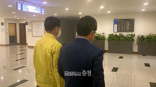 24일 도청에서 면담을 마치고 나서는 김홍장 시장을 양승조 지사가 배웅하고 있다. (제공 사진)