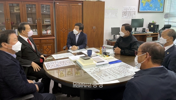 국민의힘 홍문표 국회의원(홍성·예산)이 충남도와 예산군의 최대 현안 중 하나인 서해선복선전철 삽교역사 신설을 위해 적극 나서고 있다. (의원실 제공/ 굿모닝충청=김갑수 기자)